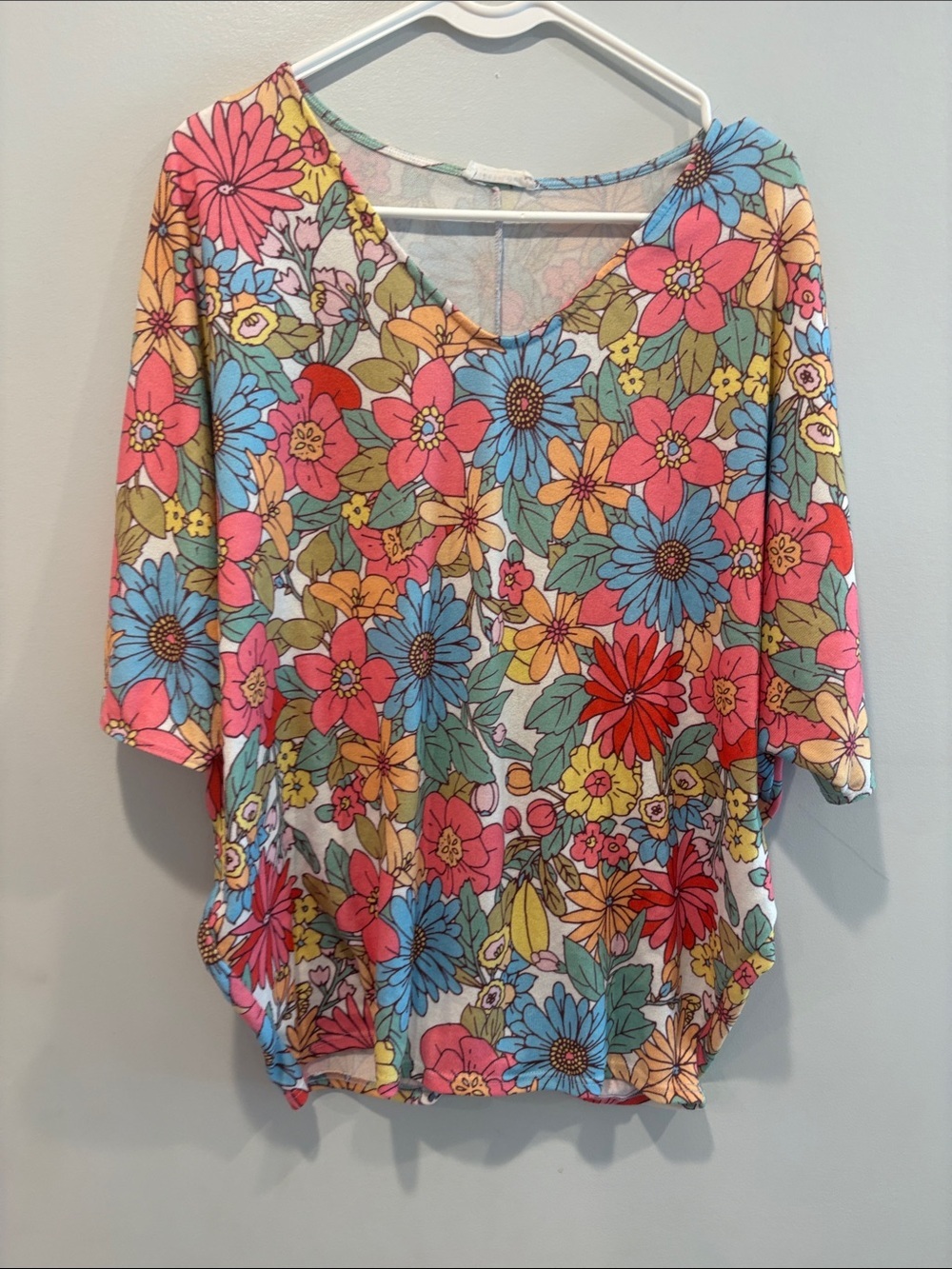 Floral V-Neck Women’s Top in Multicolor ptp 25 length 29